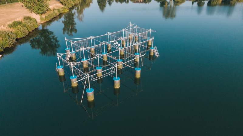 Die Insel im See Aqua-Climb Klettern über Wasser