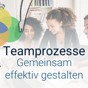 Das Bild zeigt drei Personen, die lebhaft an einem Schreibtisch diskutieren. Oben links symbolisieren ineinandergreifende Kreise die Integration individueller mentaler Modelle zu einem Team Mental Model.