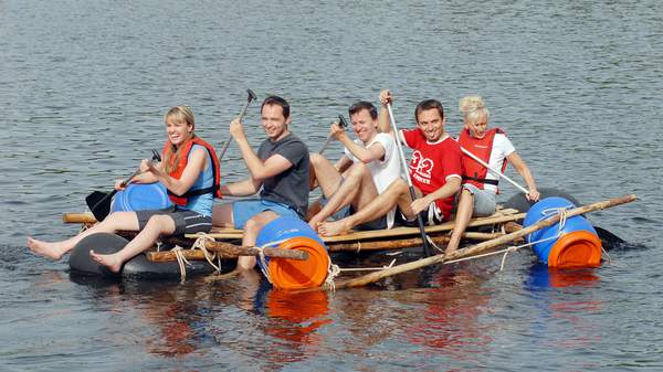 Teambuilding Betriebsausflug Firmen-Event Flossfahrt