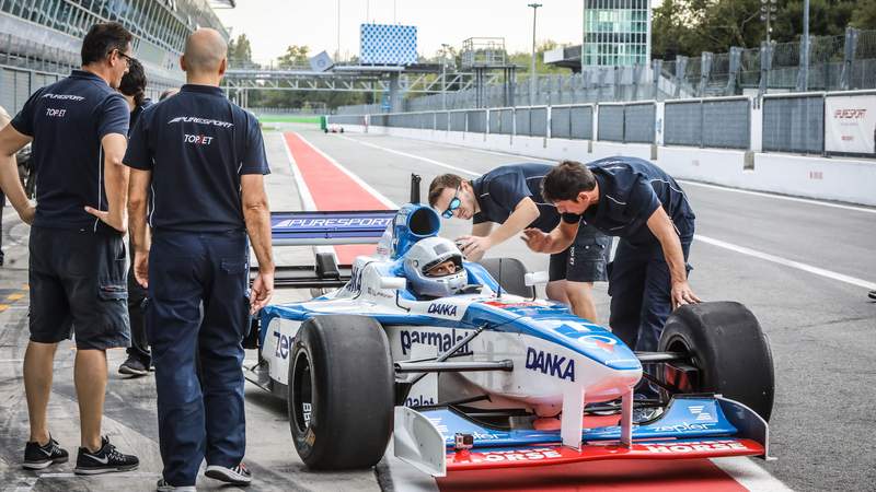 Supersportwagen auf der Monza-Strecke fahren