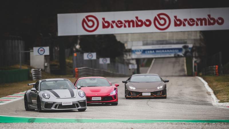 Sportwagen auf der Monza-Strecke fahren