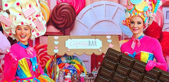 Candy Girls mit buntem Candy Bar Bauchladen für Firmenfeiern, Malls und Messen