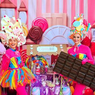 Candy Girls mit buntem Candy Bar Bauchladen für Firmenfeiern, Malls und Messen