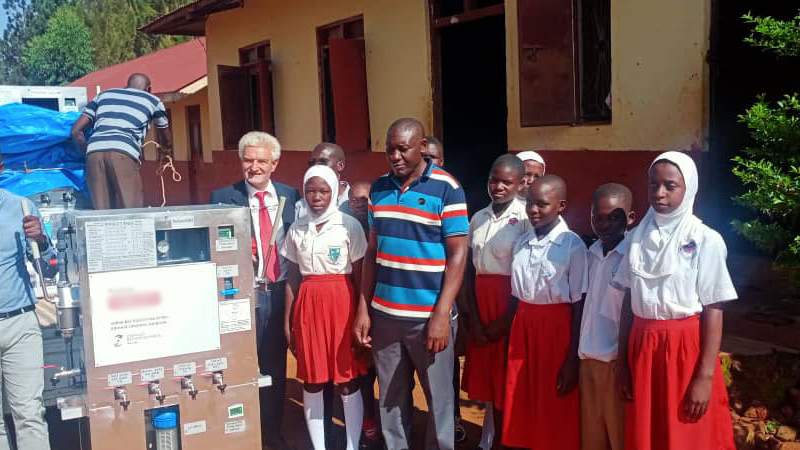 Wasserfilteranlage wird an Schule in Uganda übergeben