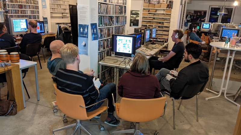 Besucher 2 Teamevent mit Retro Videospielen