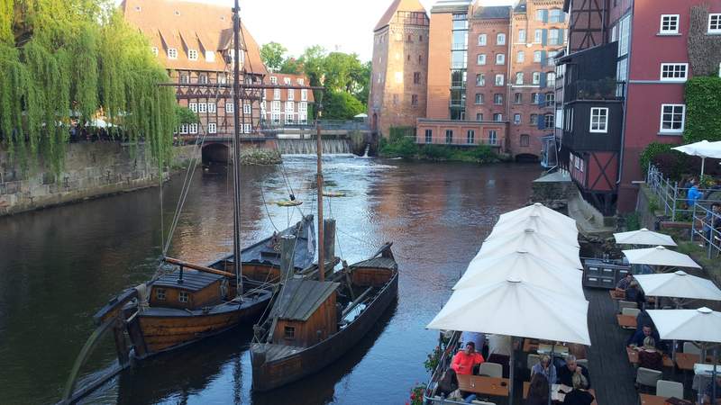 Innenstadt Lüneburg mit Booten und Restaurant am Fluß