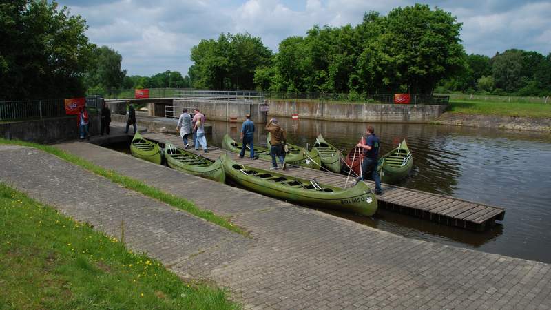 Auf geht`s...die canadischen Lastenkanus warten schon! Kanutour Bootstour Kanuvermietung Outdoor-Event Celle Hannover Lüneburger-Heide