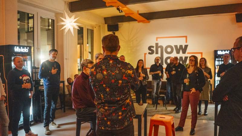 Weihnachtsfeier mit kurzer Ansprache an das Team in unserer Showdown Lounge Weihnachtsfeier mit kurzer Ansprache an das Team in unserer Showdown Lounge
