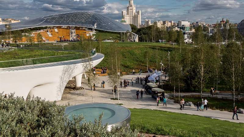Blick auf das 4D Kino im Zaryadye Park in Moskau