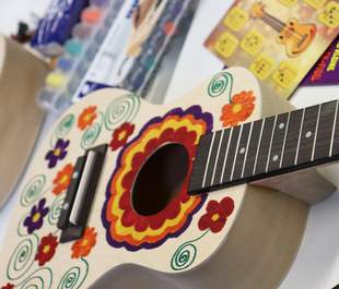 Ukulelen-Workshop Ukulelen-Event. Baue, male und spiele Ukulele im Team