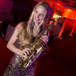 Attraktive Saxophonistin als Walking-Act