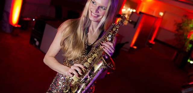 Attraktive Saxophonistin als Walking-Act Attraktive Saxophonistin als Walking-Act