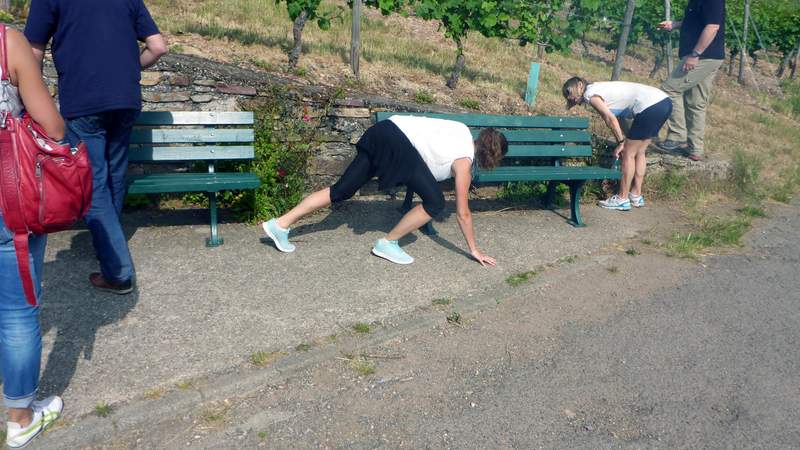 Zwei Frauen suchen einen Hinweis auf den cache beim Rahmenprogramm Geocaching