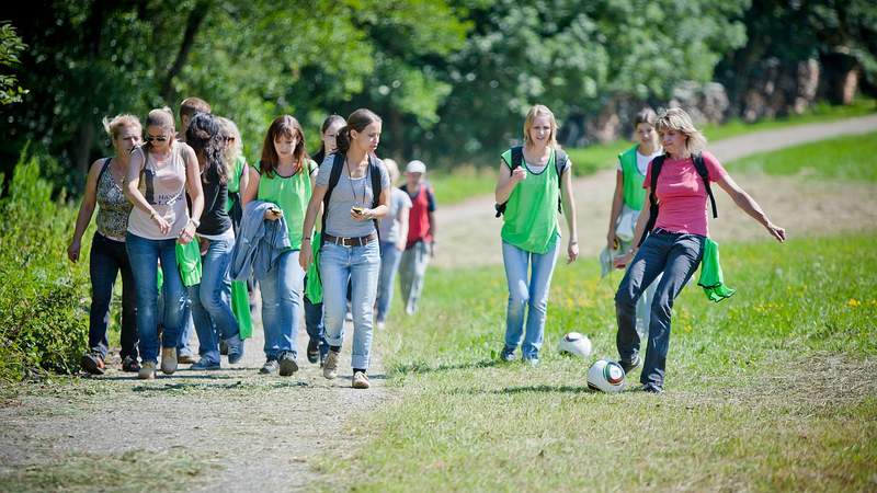 Frau macht Abstoß bei Geocaching-WM