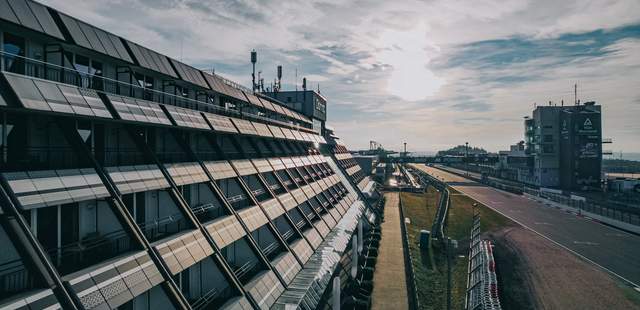 Außenfassade mit Blick auf die legendäre Rennstrecke Abendstimmung über die Grand-Prix Strecke von den Komfortzimmern aus