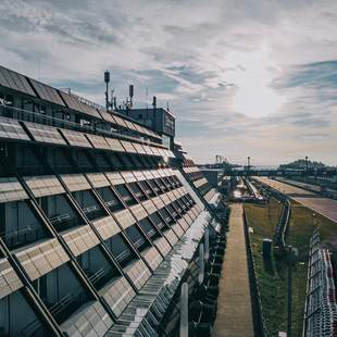 Außenfassade mit Blick auf die legendäre Rennstrecke Abendstimmung über die Grand-Prix Strecke von den Komfortzimmern aus