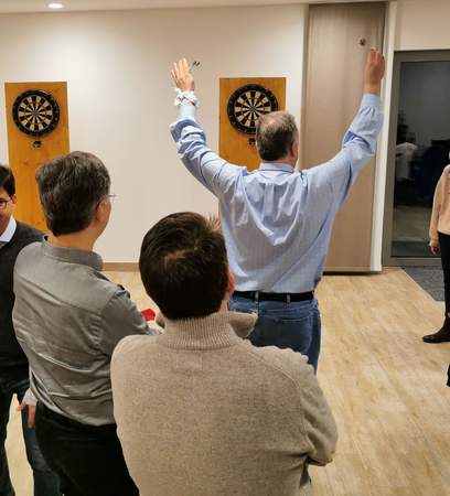 Dart Turnier auf Ihrem Teamevent Ein Mann freut sich über den Sieg eines Dartturniers