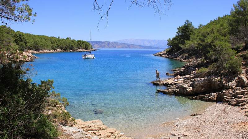 Segelboot vor der Küste von Hvar