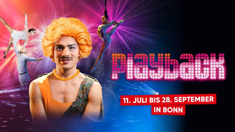 Das Bild zeigt den Hauptdarsteller mit einer Orangenen Perücke und zwei Künstlern in Hintergrund die eine Hebelfigur machen. Außerdem steht dort, dass die Show vom 11. Juli bis zum 28. September in Bonn spielt