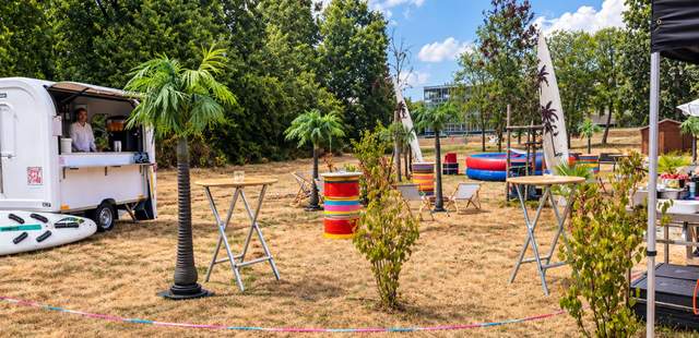 Beachparty-Ausstattung mit Palmen und Eventbereich Pop-up Beachparty mit Palmen, Stehtischen, Eventmodulen und mobiler Getränkeausgabe