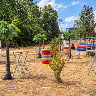 Beachparty-Ausstattung mit Palmen und Eventbereich Pop-up Beachparty mit Palmen, Stehtischen, Eventmodulen und mobiler Getränkeausgabe