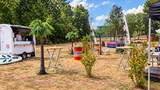 Beachparty-Ausstattung mit Palmen und Eventbereich Pop-up Beachparty mit Palmen, Stehtischen, Eventmodulen und mobiler Getränkeausgabe