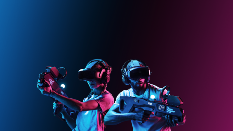 Eine Frau und ein Mann tragen Virtual Reality Brillen und Gewehrcontroller und sehen konzentriert aus.