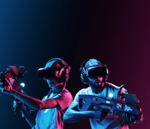 Eine Frau und ein Mann tragen Virtual Reality Brillen und Gewehrcontroller und sehen konzentriert aus.