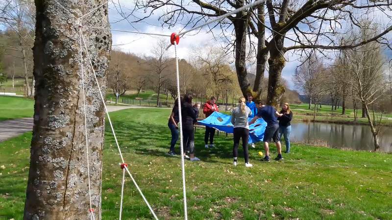 Mehrere Teilnehmer spielen "Fliegender Teppich"