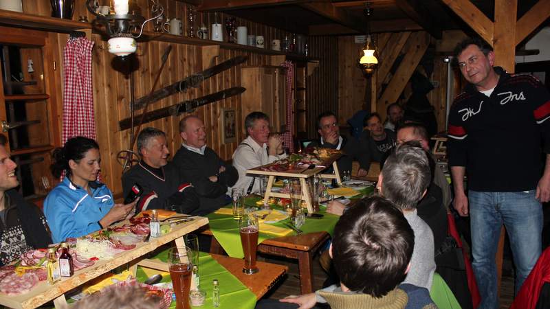 Uriger Hüttenzauber Zünftige Weihnachtsfeier auf einer Almhütte