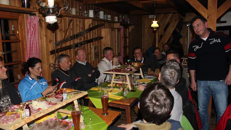 Zünftige Weihnachtsfeier auf einer Almhütte