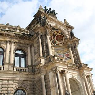 Die Semperoper ist eines der Wahrzeichen von Dresden