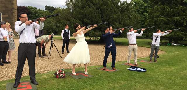 Tontaubenschießen Fünf Personen beim Tontaubenschießen