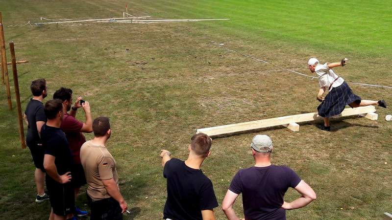 Mehrere Personen beim Steinwerfen