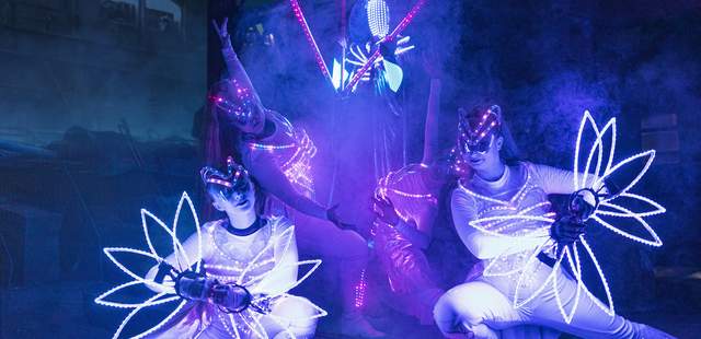 Lichtshow mit LED-Kostümen LED-Technologie in der Kombination mit professionellem Tanz