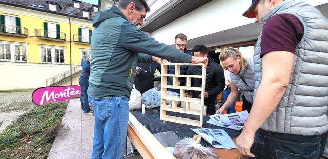 Teambuilding beim Bau eines Insektenhotels aus Holz im Außenbereich