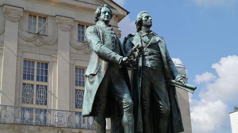 Goethe und Schiller in Weimar Goethe-Schiller-Denkmal vor dem Nationaltheater