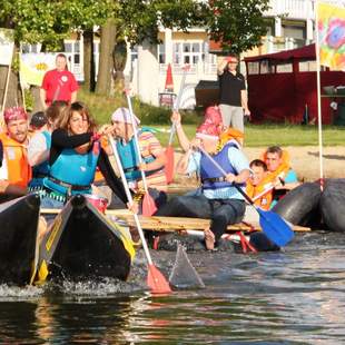 Mit Flößen unterwegs auf dem Wasser