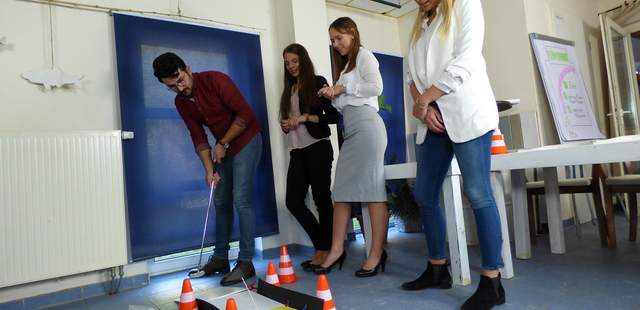 ein paar Menschen spielen Indoor Golf