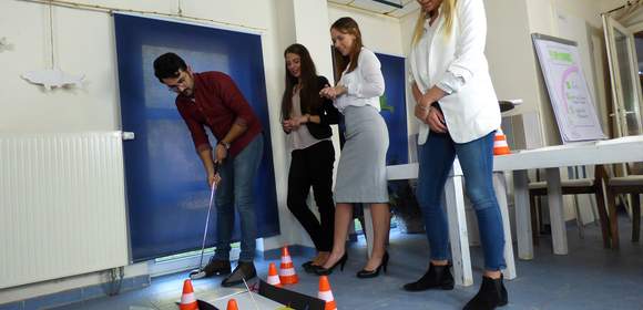 ein paar Menschen spielen Indoor Golf