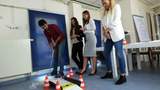 ein paar Menschen spielen Indoor Golf