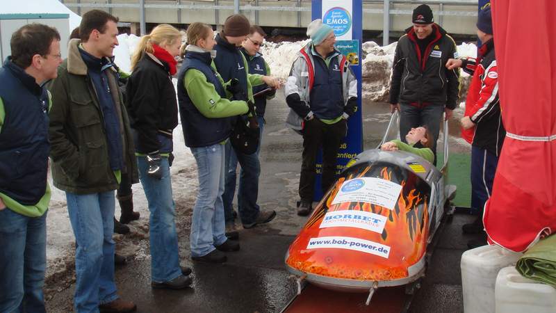 Der Bob wird an der Bobanschubstrecke in Oberhof angeschoben.