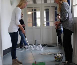 indoor Golf Event Team Teambuilding