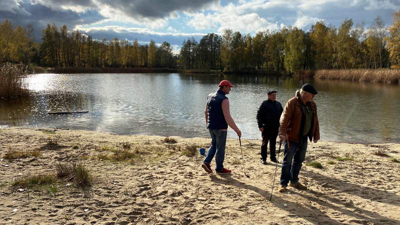 Männer beim Crossgolf am See