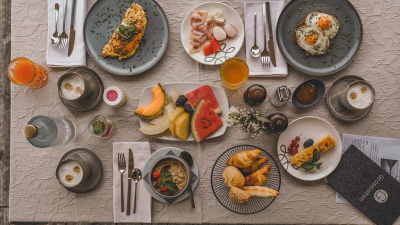 Gedeckter Frühstückstisch mit köstlichen Speisen.