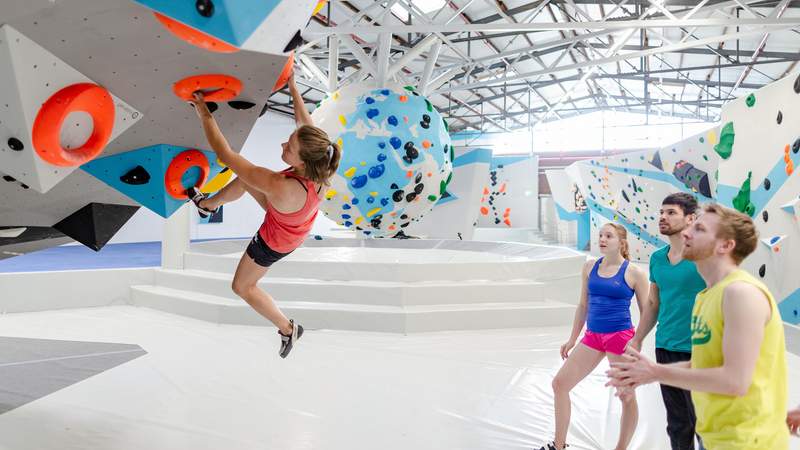 Teamgeist wecken: Einführung ins Bouldern