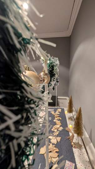 Kinder basteln Baumschmuck aus Holz zum Mitnehmen nach Hause