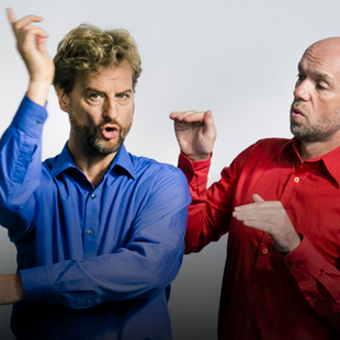 Zwei unserer Schauspieler stellen eine lustige Szene dar.
