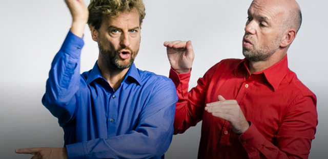 Comedy Wrap Up Zwei unserer Schauspieler stellen eine lustige Szene dar.