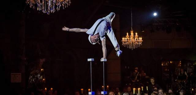 Christoph Muchsel - Handstand, Cigarbox Jonglage Show "Alive" im GOP Varieté-Theater Bonn
